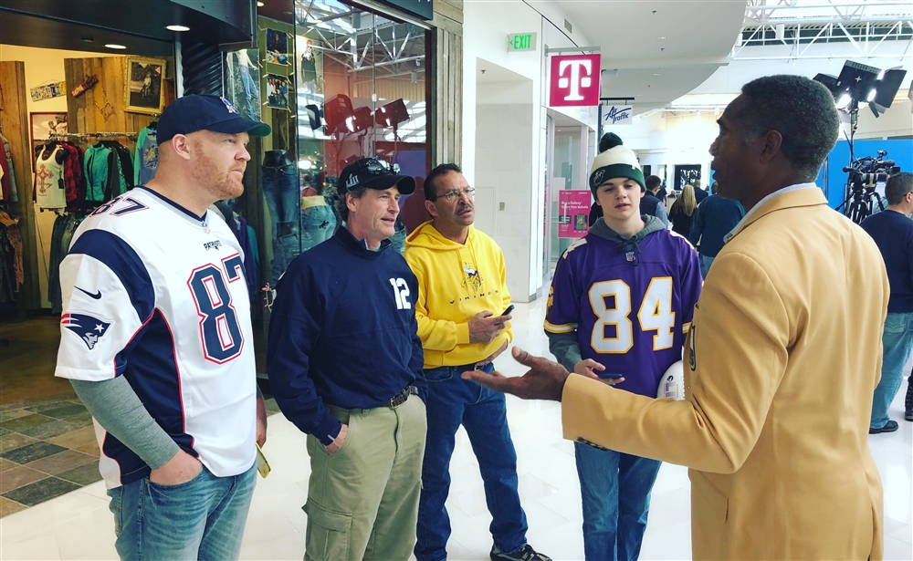 Mike talks about Prostate Cancer with NFL Fans at the world famous Mall of America